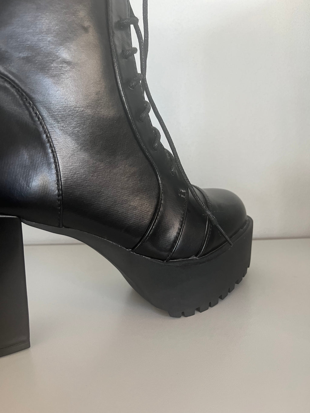 Platform lace up