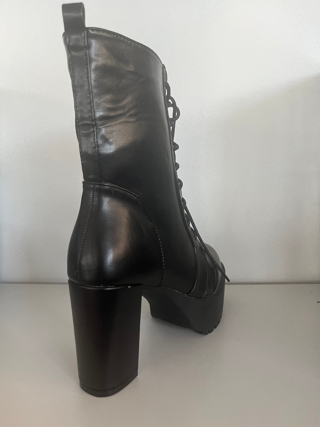 Platform lace up