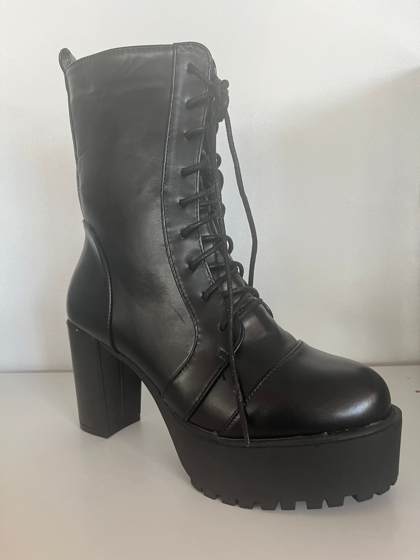 Platform lace up